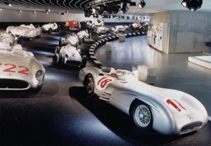La Stella a Tre Punte augura Buon Centenario alla rivale Bmw