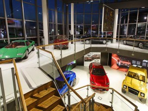 Sant?Agata Bolognese, 9 Giugno 2016 ? Stefano Domenicali, CEO di Automobili Lamborghini, ha inaugurato oggi presso la sede storica dell?azienda a Sant?Agata Bolognese il nuovo Museo Lamborghini, completamente rinnovato negli spazi e nell?allestimento generale. L?inaugurazione è avvenuta in occasione dell?arrivo in Azienda della prima tappa del Miura Tour, il grande raduno di proprietari arrivati in Italia per celebrare, con un viaggio di oltre 500 km tra Emilia, Liguria e Toscana, i 50 anni dell?iconica vettura. Le 20 Miura dei partecipanti, esposte nel cuore dell?azienda, sono state festeggiate dal volo di 4 Eurofighters del 36° Stormo Caccia della Base Aeronautica di Gioia del Colle (Bari). Presente il neo Capo di Stato Maggiore dell?Aeronautica Militare Italiana, Generale Enzo Vecciarelli.