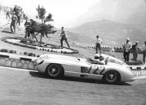 Stirling Moss su Mercedes 300SLR alla 1000Miglia 1955