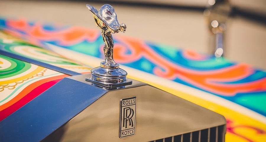 La Rolls-Royce di John Lennon si presta a festeggiare la nuova versione.