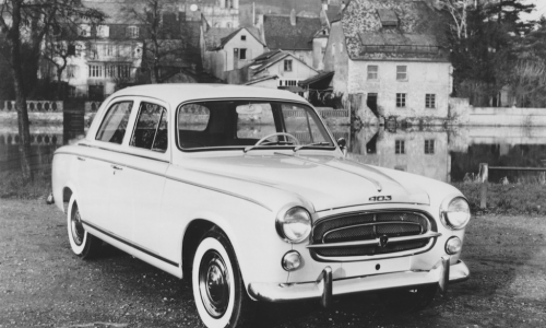 1959: la 403 inaugura la produzione di serie del Diesel Peugeot.