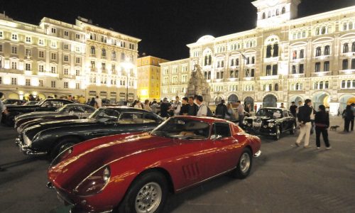 L’eleganza delle auto e la bellezza della Città di Trieste.