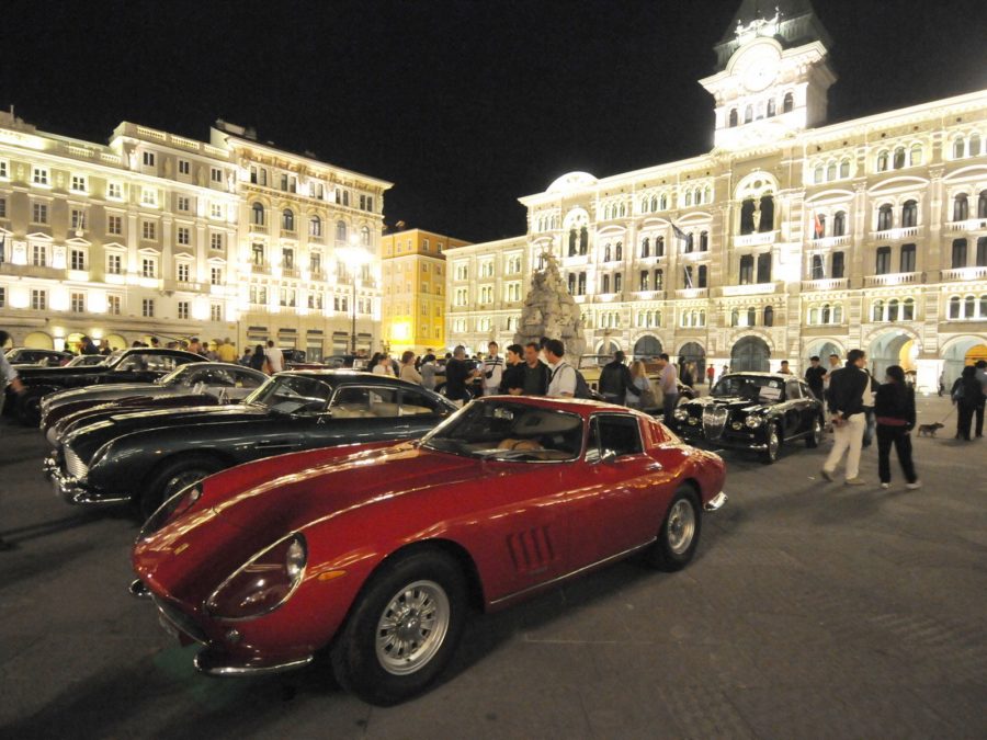L’eleganza delle auto e la bellezza della Città di Trieste.