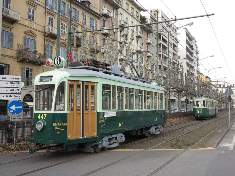 Torino celebra 150 anni di tram, sarabanda di mezzi storici.