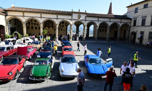 Ruote nella Storia: Una Celebrazione di Cent’anni di Passione Automobilistica ad Arezzo.