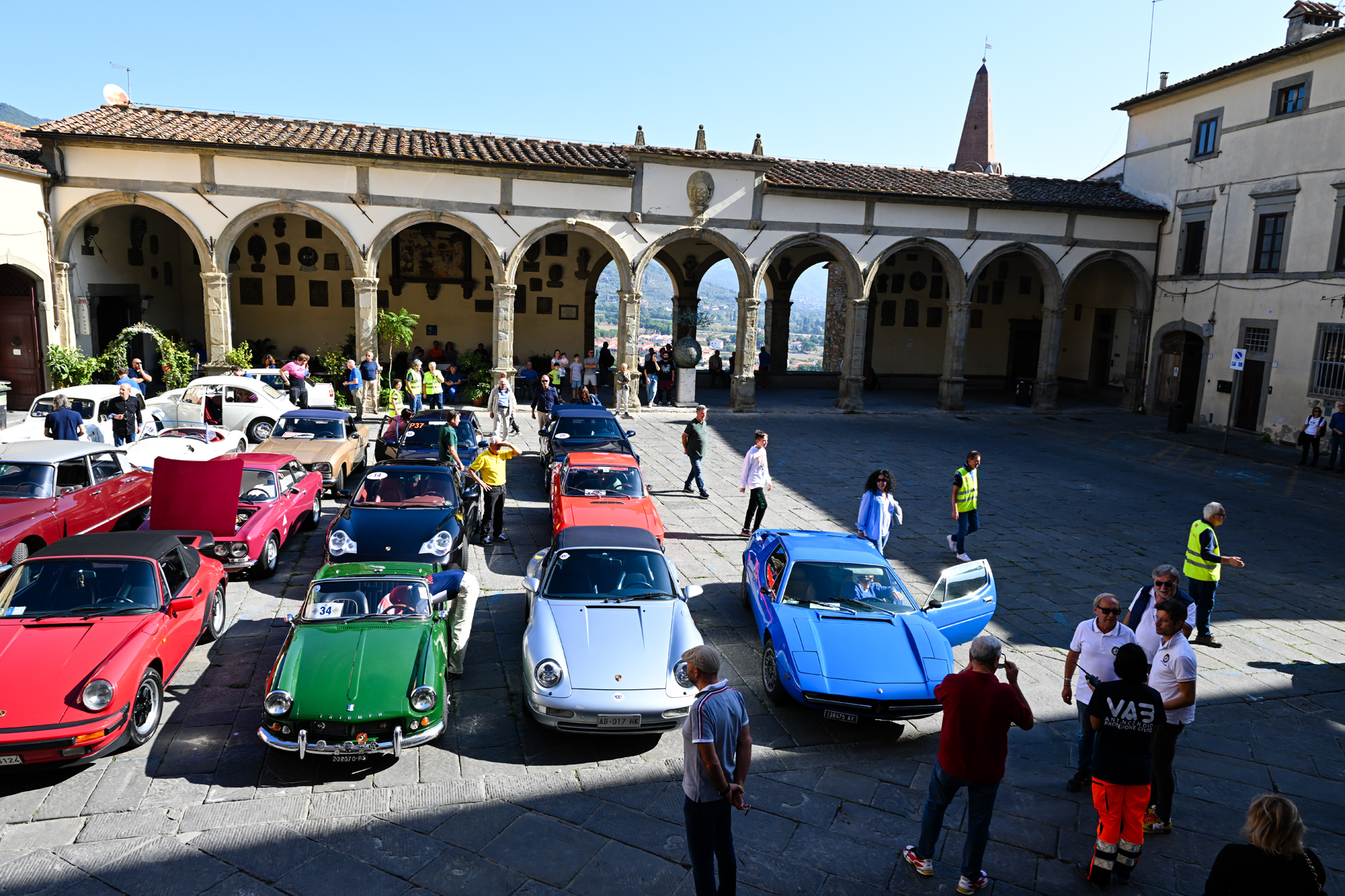 Ruote nella Storia: Una Celebrazione di Cent’anni di Passione Automobilistica ad Arezzo.