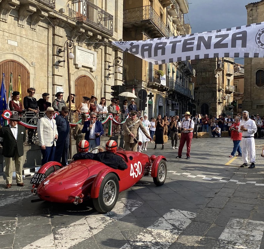 Gran Premio La Motta: Un Viaggio nel Tempo nell’Automobilismo Siciliano degli Anni ’50.
