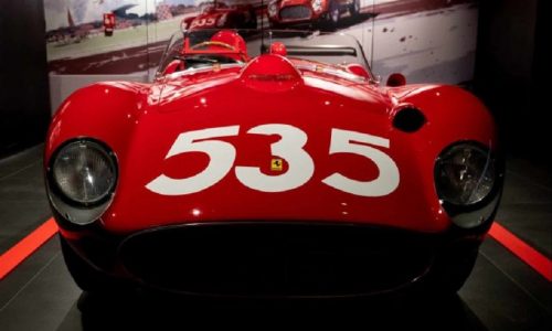 “Roaring 50: Il Museo Ferrari Celebra l’Aeroautodromo di Modena degli Anni ’50”.
