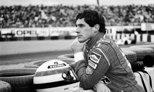 Ayrton Senna: Il MAUTO dedica una mostra commemorativa al leggendario pilota.