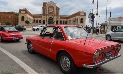 Ruote nella Storia: Esplorando Velletri tra Passione Automobilistica e Tradizioni Locali.