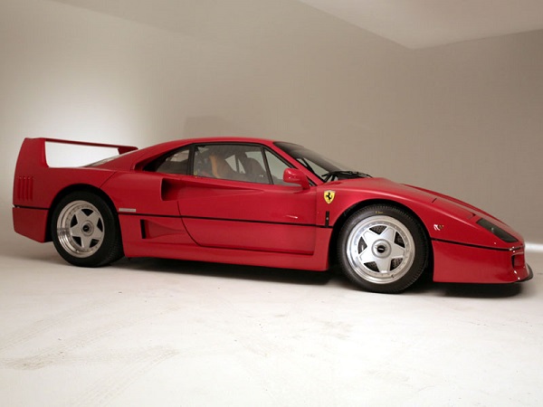 Una Ferrari F40, con gli interni in pelle, va all’asta.
