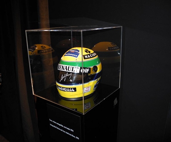 Mostra su Ayrton Senna, in ricordo di un Grande Campione.