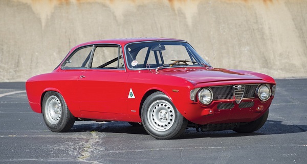 Un’Alfa Romeo Giulia Sprint GTA in versione stradale del 1965 all’asta.