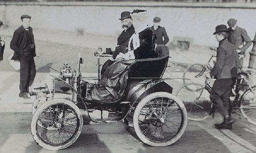 Renault compie 120 anni, la prima vettura Type A costruita in una casetta e venduta nel 1898.