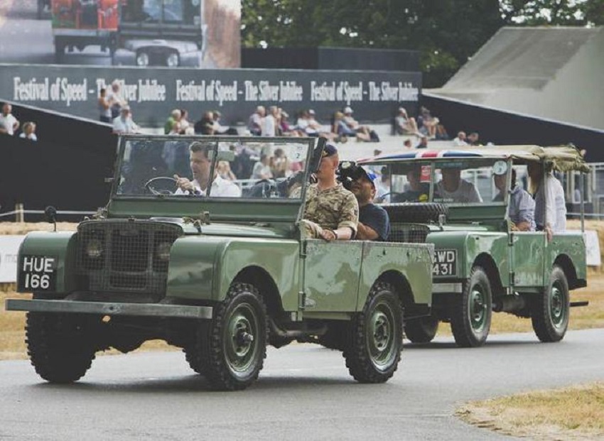 Sfilata a Goodwood per le mitiche Land Rover del 1947 e 1948.