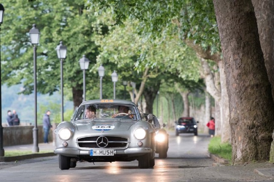 Otto 300 SL “Gullwing” in viaggio per mille miglia.