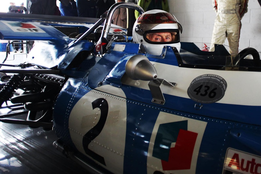 Stewart si rimette alla guida della Matra MS 80-02 per celebrare la vittoria al GP d’Inghilterra.