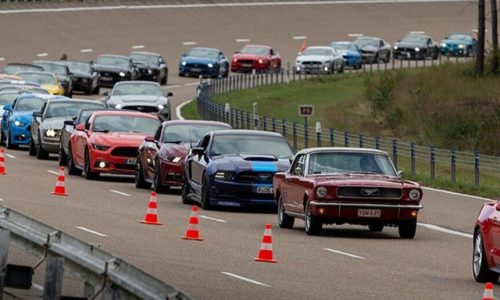 Ford, in Belgio il più grande raduno di Mustang: oltre 1.300.