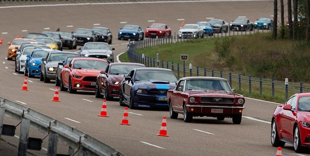 Ford, in Belgio il più grande raduno di Mustang: oltre 1.300.