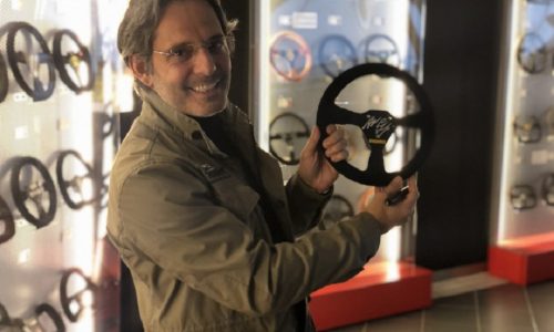 Al Museo Nicolis il volante e la tuta dell’ex pilota F1 Alex Caffi.