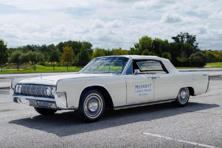 Una Lincoln Continental presidenziale degli anni Sessanta in vendita.
