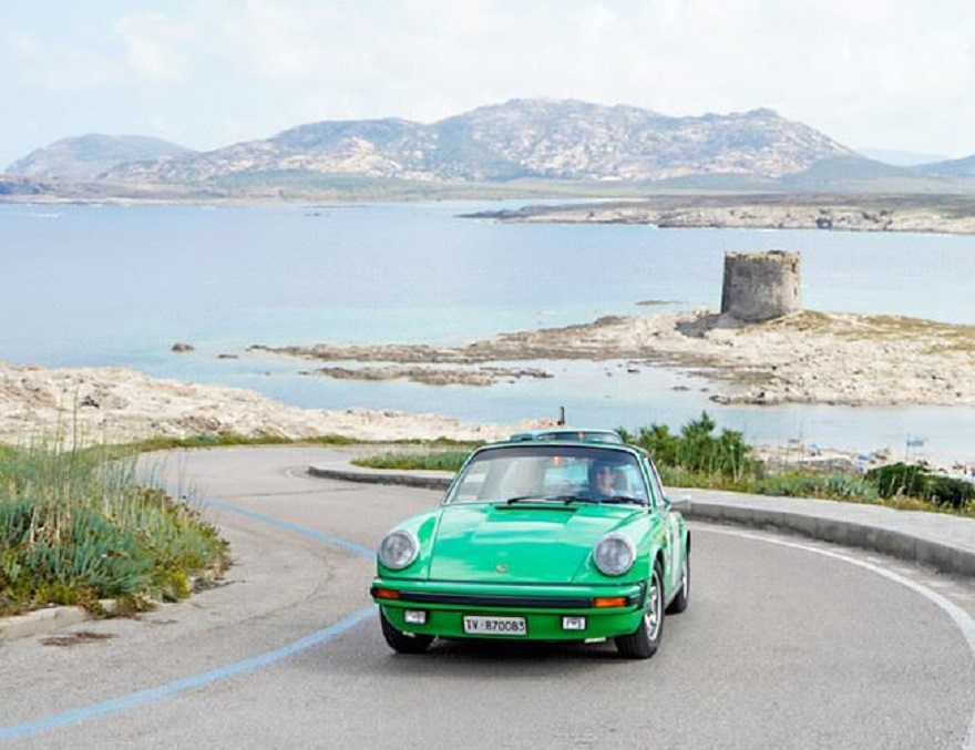 La Porsche 911 di Valerio Rimondi e Liana Fava vincono la Baia delle Ninfe 2023.