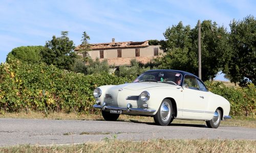 “Eva al Volante”: Un Viaggio Rosa nel Mondo delle Auto Storiche.