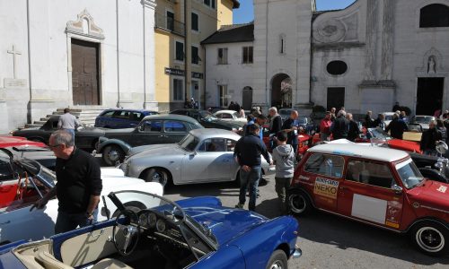 “Ruote nella Storia: Il Fascino delle Auto d’Epoca a Genova e Rapallo”.
