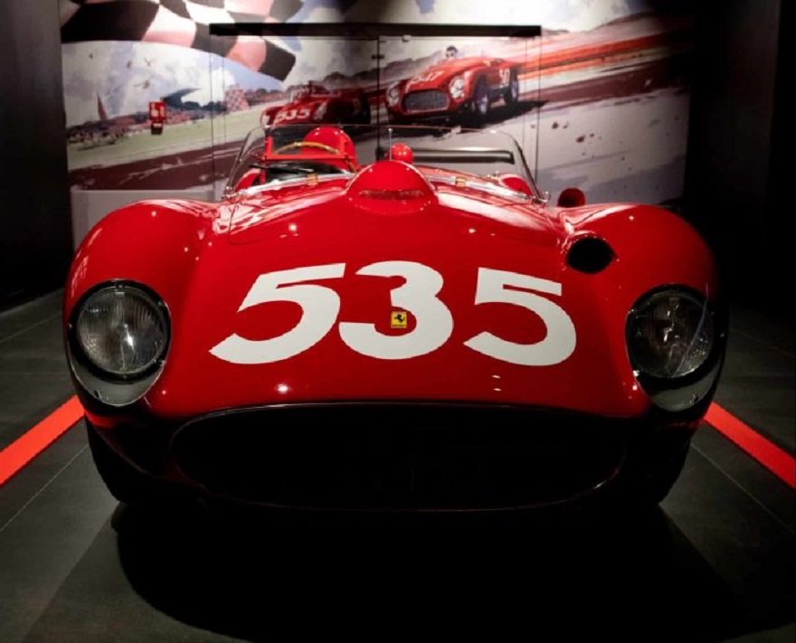 “Roaring 50: Il Museo Ferrari Celebra l’Aeroautodromo di Modena degli Anni ’50”.