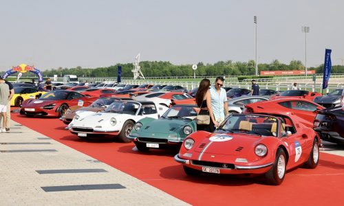 1000 Miglia Experience UAE: Emozioni e Competizione tra Luci Scintillanti e Paesaggi Unici.