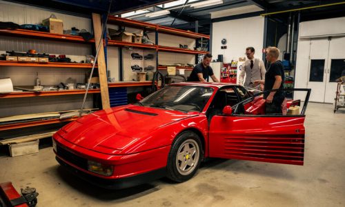 Niels van Roij Design Rinnova la Storica Ferrari Testarossa, Trasformandola in una Targa.