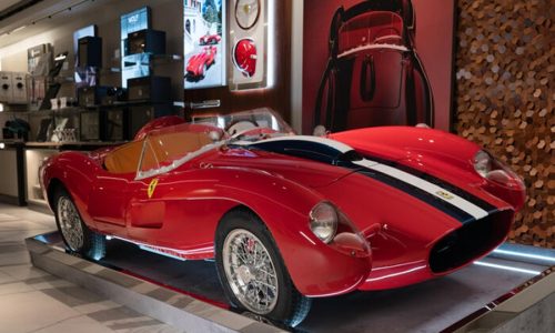 Esclusività a Misura di Natale: Harrods Ospita la Mini Ferrari Testa Rossa J da Collezione.