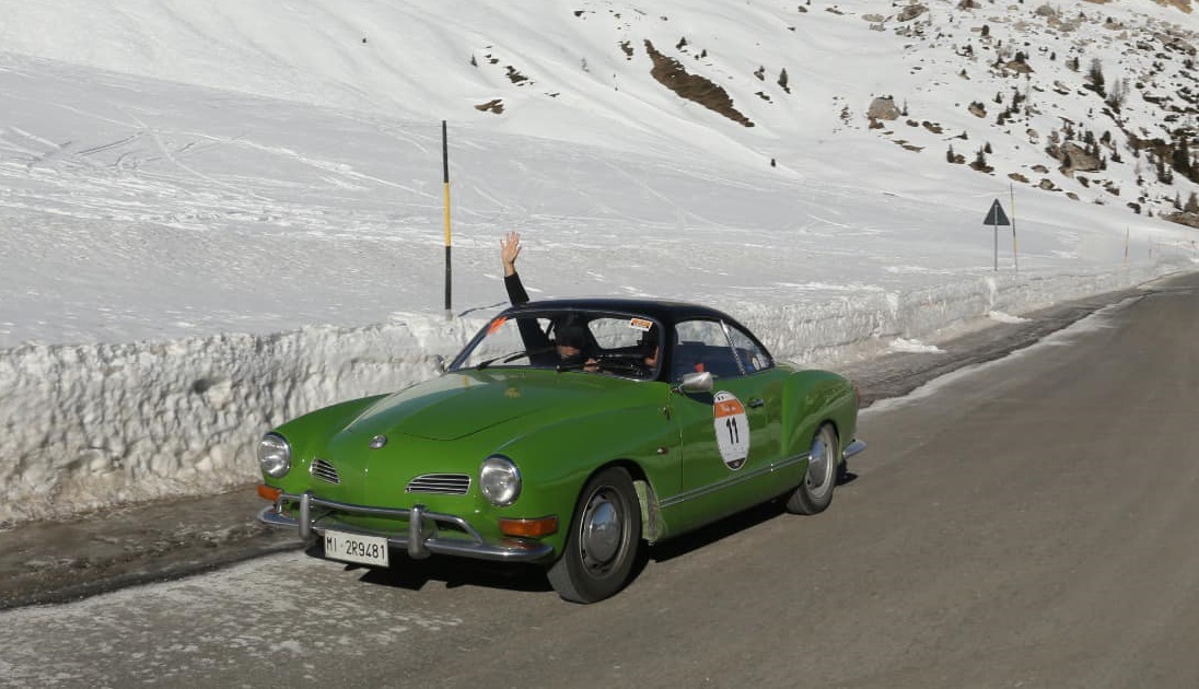 WinteRace 2024: 70 Equipaggi Pronti a Conquistare le Alpi con Auto Storiche e Supercar Iconiche.