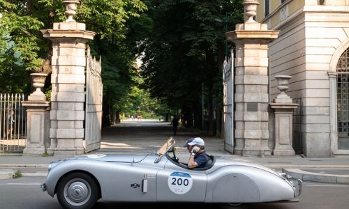 “1000 Miglia Yearbook 2023”: Un Viaggio Indimenticabile tra Storia e Passione Automobilistica.