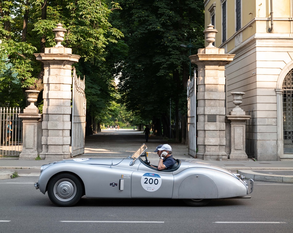 “1000 Miglia Yearbook 2023”: Un Viaggio Indimenticabile tra Storia e Passione Automobilistica.