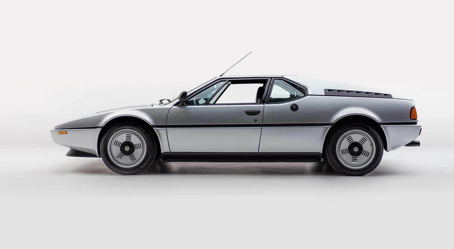 Rara BMW M1 in Grigio Unico: Un’Eccellenza Automobilistica Esclusiva in Asta da RM Sotheby’s.