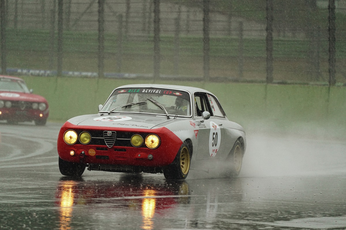 Alfa Revival Cup 2024 sotto la Pioggia di Vallelunga la Spunta Una Giulia GTA.