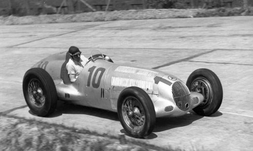 La Mercedes-Benz W25: La “Freccia d’Argento” Compie 90 Anni.