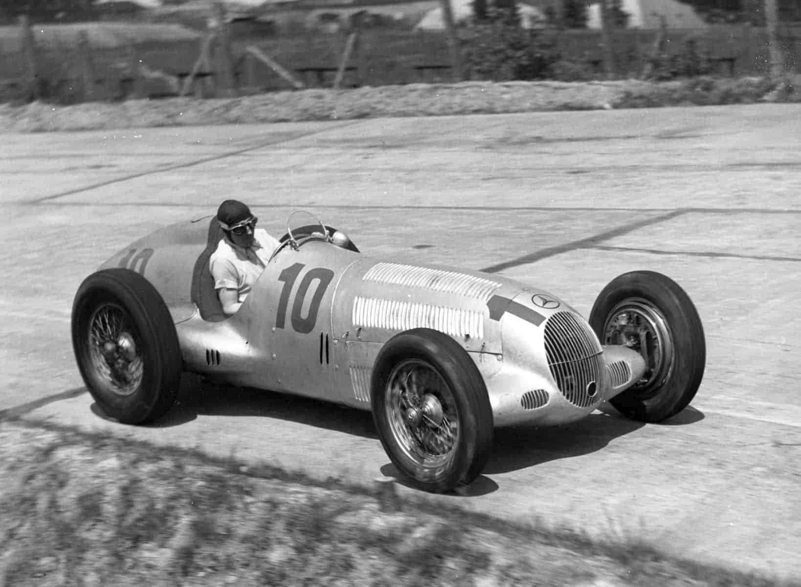 La Mercedes-Benz W25: La “Freccia d’Argento” Compie 90 Anni.