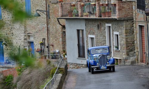 Ruote nella Storia: Una Tappa Avvincente nella Provincia Fiorentina.