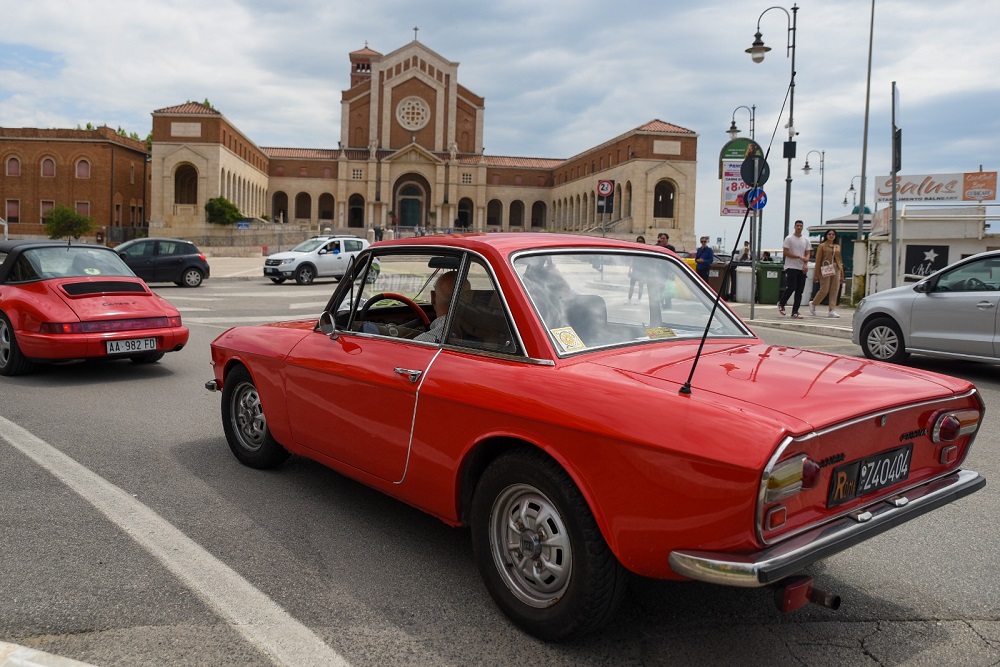 Ruote nella Storia: Esplorando Velletri tra Passione Automobilistica e Tradizioni Locali.