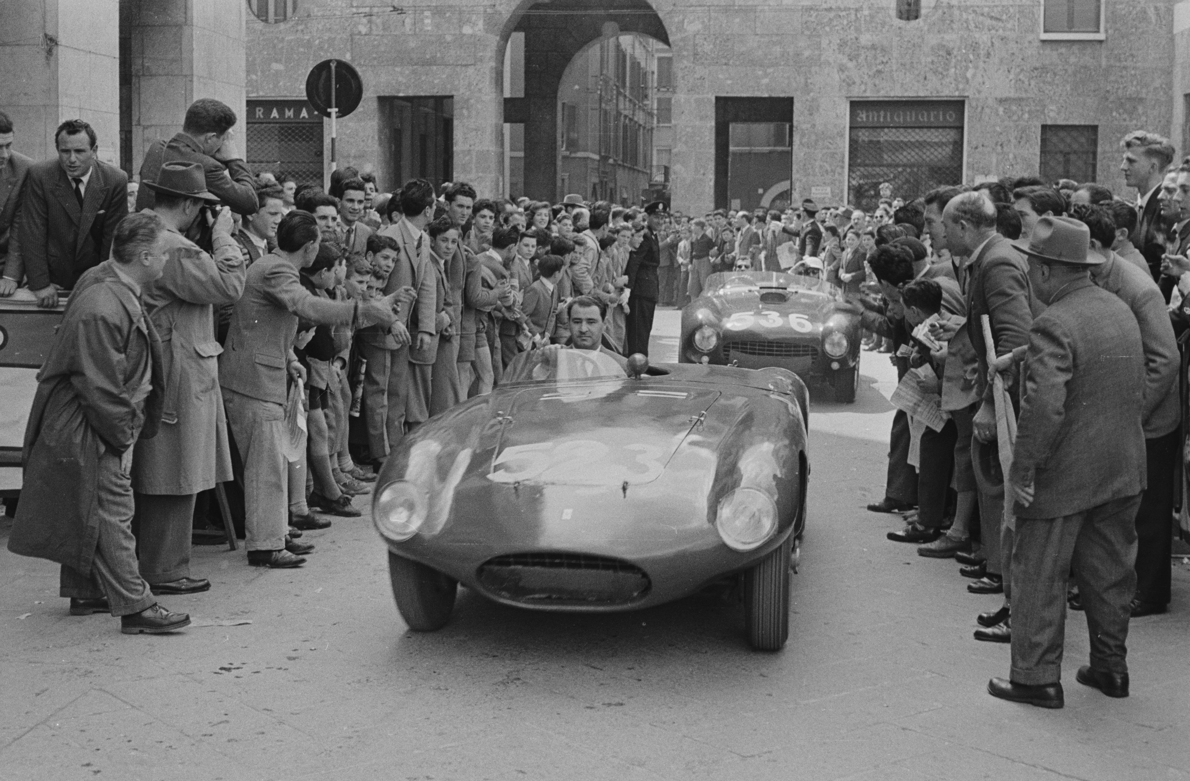Mostra 1000 Miglia by Mailander: Iconici Scatti Rivivono l’Epoca d’Oro dell’Automobilismo.