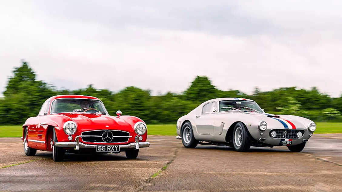 All’asta la collezione di supercar “Silver Bullets & Red Arrows”: Ferrari in argento e tedesche Rosso Corsa.