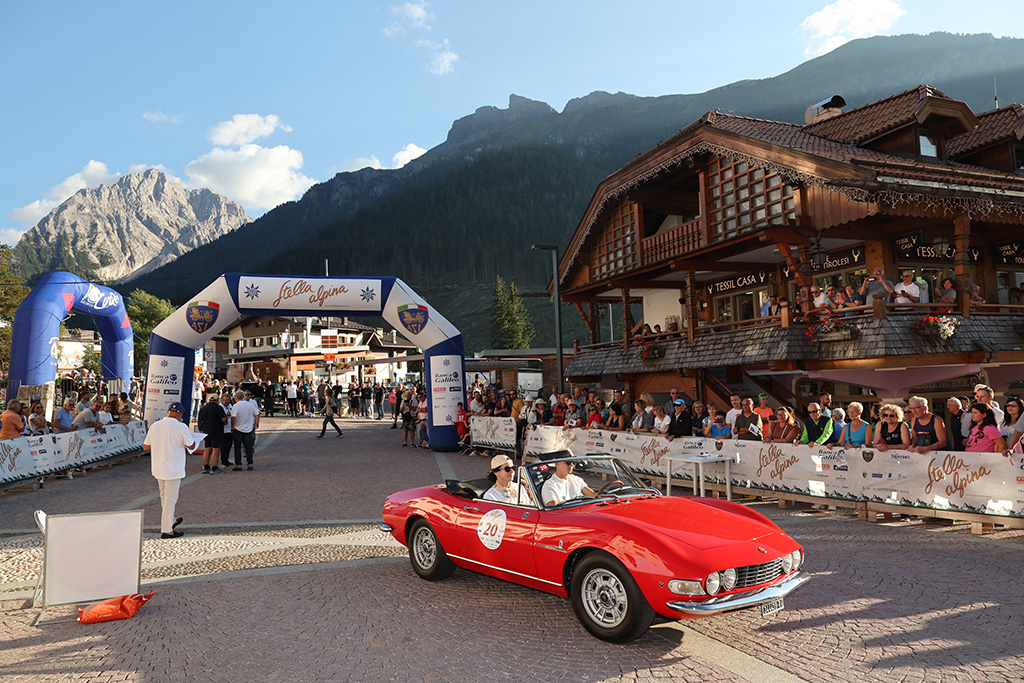 Stella Alpina: Rievocazione Storica e Sostenibilità tra le Dolomiti.