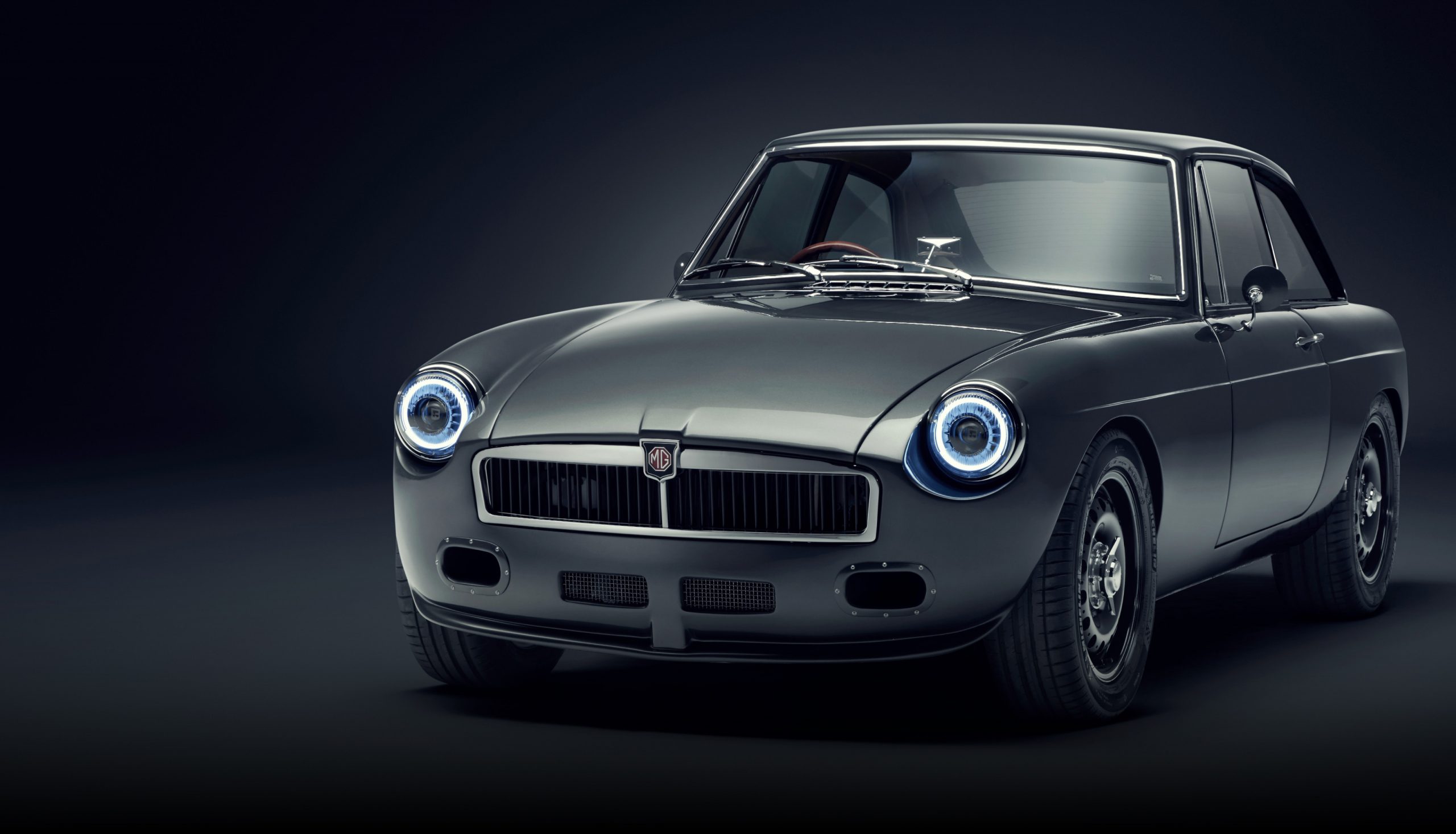 Frontline LE60: Il Grande Tourer Britannico con il Piacere del V8.