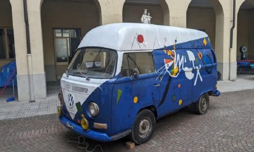 Un Volkswagen T2 per l’oncologia: all’asta l’arte che fa del bene.