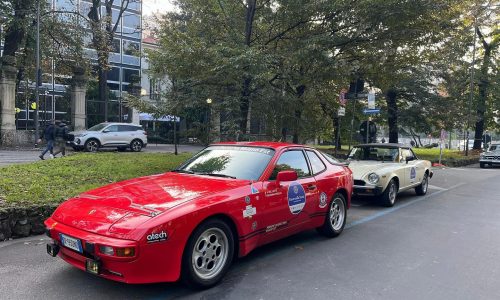 Ruote nella Storia: le auto d’epoca sfilano nel cuore di Milano.