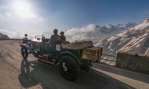 200 anni di Stelvio: il motorismo storico celebra un’icona delle Alpi,
