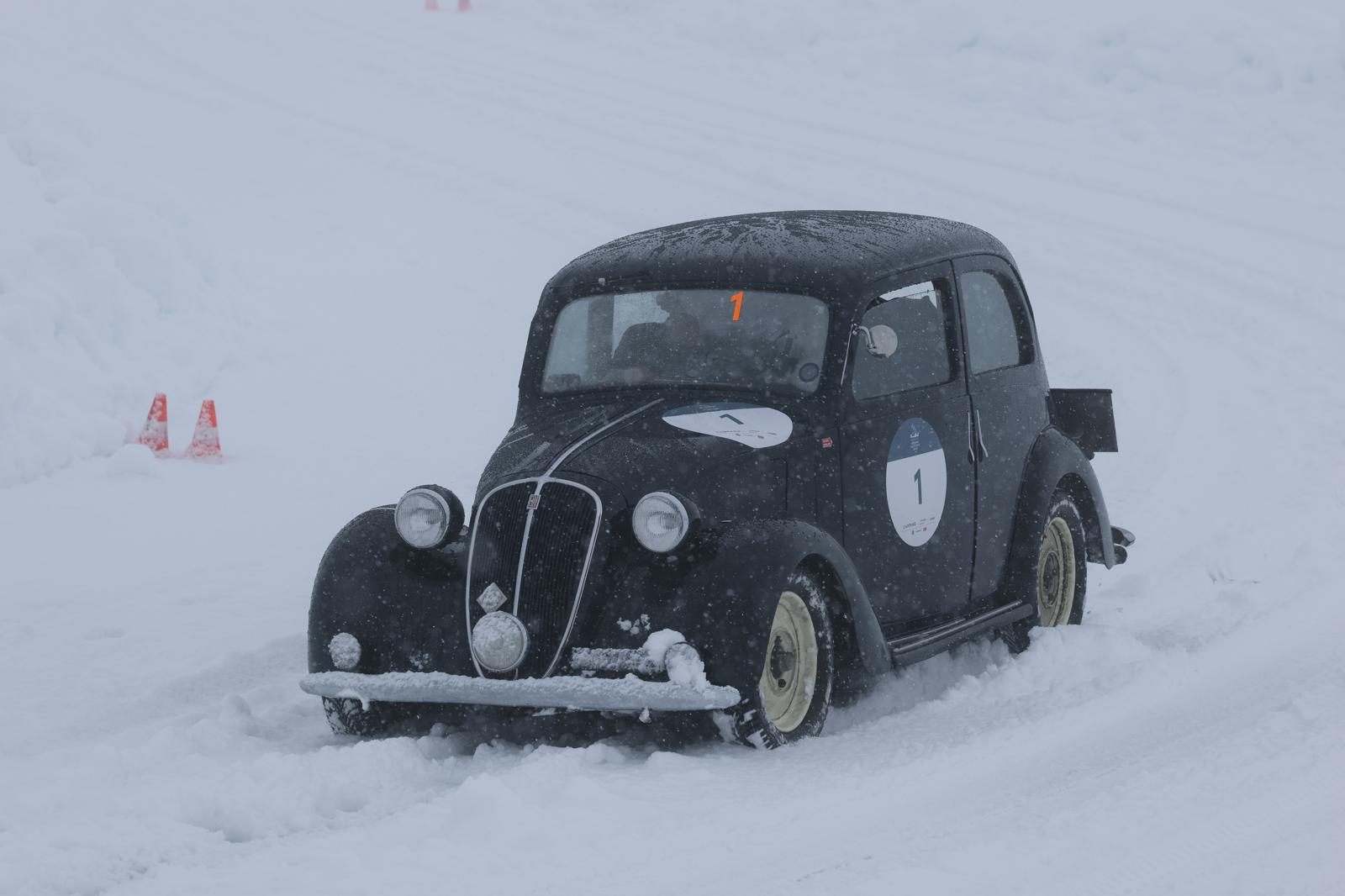 La Coppa delle Alpi 2025 celebra il fascino della Freccia Rossa tra neve e leggenda.