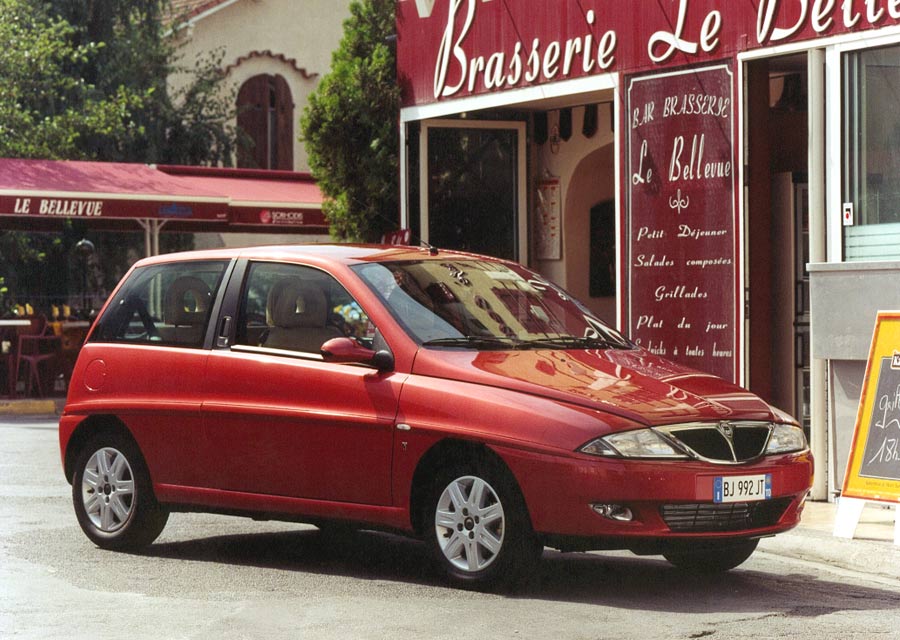 Lancia Ypsilon: 40 anni di eleganza e innovazione.
